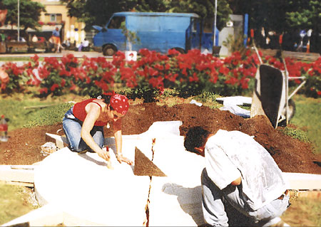 Gabriele Altobelli  durante la realizzazione del monumento a Giovanni Falcone